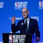 El comisionado de la NBA, Adam Silver, habla durante conferencia de prensa hoy, previo al partido entre los Miami Heat y los San Antonio Spurs, en la ciudad de México (México). EFE/ Isaac Esquivel