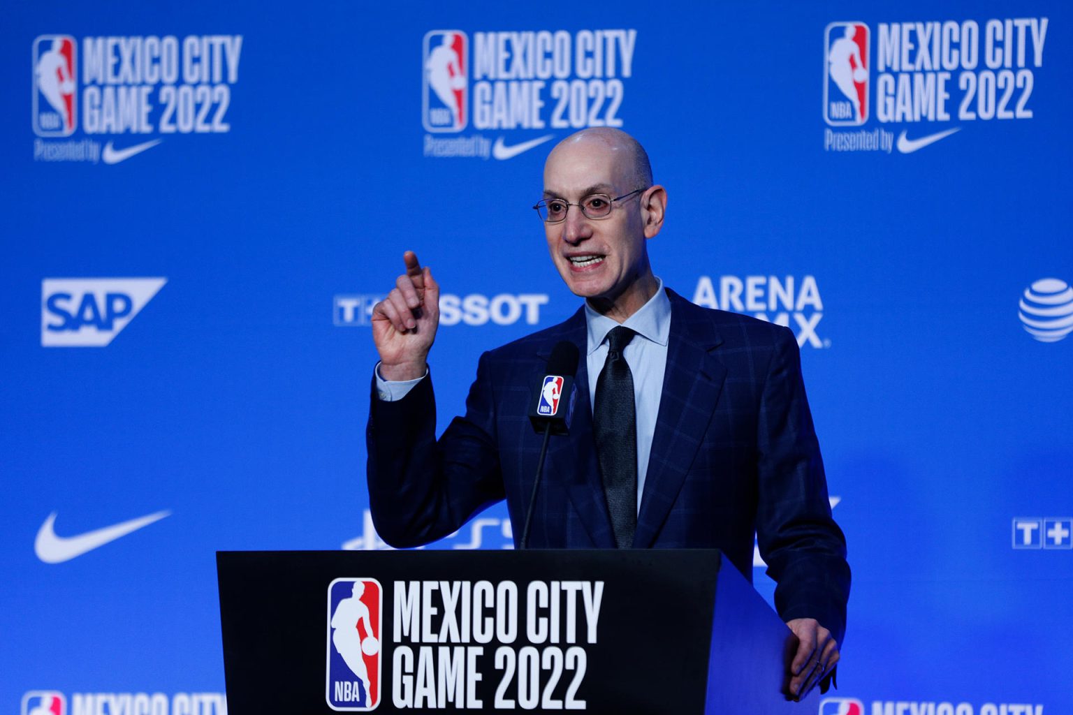 El comisionado de la NBA, Adam Silver, habla durante conferencia de prensa hoy, previo al partido entre los Miami Heat y los San Antonio Spurs, en la ciudad de México (México). EFE/ Isaac Esquivel