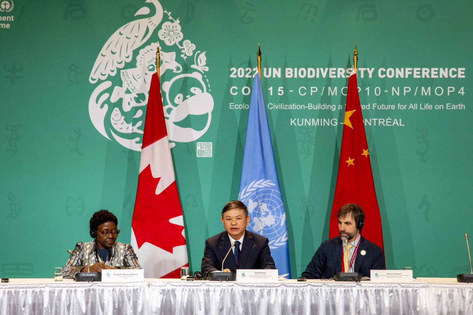 (i-d) La secretaria ejecutiva de la Convención sobre Diversidad Biológica, Elizabeth Maruma Mrema; el presidente de la Conferencia de la ONU sobre Biodiversidad COP15, el chino Huang Rinqiu; y el ministro de Medio Ambiente de Canadá, Steven Guilbeault, participan hoy en una rueda de prensa en Montreal (Canadá). EFE/Julio César Rivas