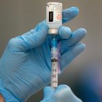 Revere (United States), 15/01/2021.- Registered Nurse Connie Gannor prepares doses of a Covid-19 vaccine shot, manufactured by Moderna, at a vaccination center set up in the Rumney Marsh Academy gymnasium in Revere, Massachusetts, USA, 15 January 2021. First responders are part of Phase One of the roll-out of vaccinations in the Commonwealth of Massachusetts. (Estados Unidos) EFE/EPA/CJ GUNTHER