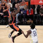 El pívot de los New York Knicks Mitchell Robinson (c) anota sobre los defensores de los Golden State Warriors. EFE/EPA/Peter Foley