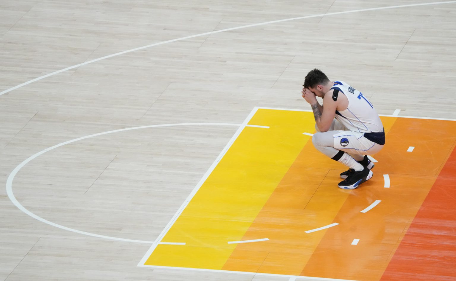 El escolta de los Dallas Mavericks, Luka Doncic (77), en una fotografía de archivo. EFE/George Frey