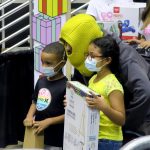 El artista puertorriqueño Bad Bunny participa en la entrega de regalos navideños por parte de su Fundación Good Bunny, hoy en el Coliseo Roberto Clemente de San Juan, Puerto Rico. EFE/Jorge Muñiz