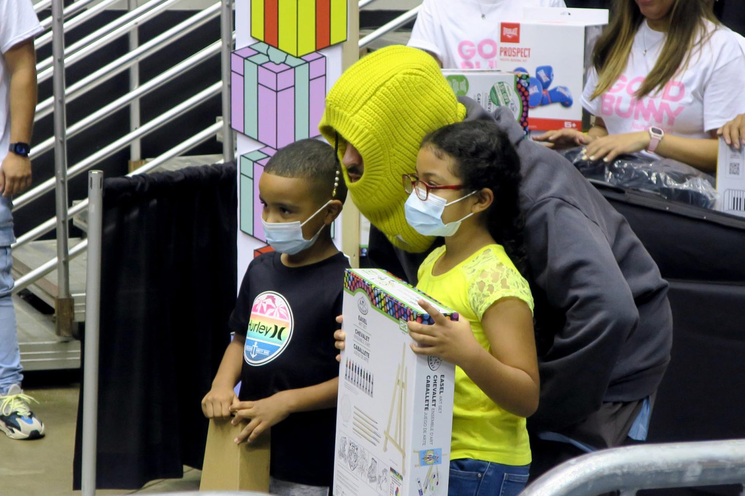 El artista puertorriqueño Bad Bunny participa en la entrega de regalos navideños por parte de su Fundación Good Bunny, hoy en el Coliseo Roberto Clemente de San Juan, Puerto Rico. EFE/Jorge Muñiz