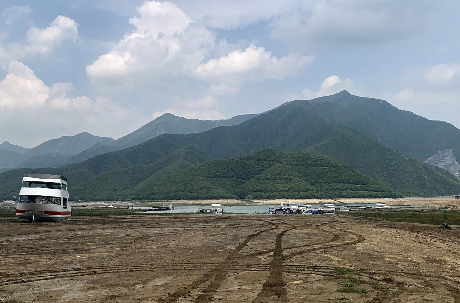 Fotografía del 19 de agosto de 2022 de la presa La Boca donde se observa con bajos niveles de agua en el municipio de Santiago, en el estado de Nuevo León (México). EFE/Aracely Chantaka