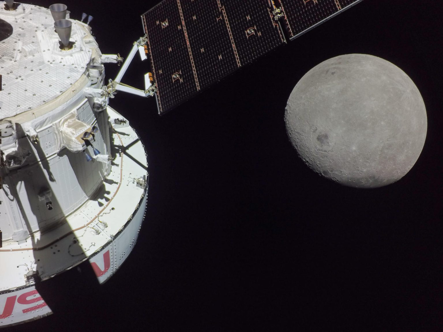 Fotografía del 21 de noviembre cedida hoy por la NASA donde se muestra la cápsula Orión de la misión no tripulada Artemis I durante el quinto día de su misión, a unas 81 millas (130.35 km) de la Luna. EFE/NASA /SOLO USO EDITORIAL /NO VENTAS /SOLO DISPONIBLE PARA ILUSTRAR LA NOTICIA QUE ACOMPAÑA /CRÉDITO OBLIGATORIO