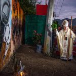 Sacerdotes llegan al sitio del accidente donde fallecieron 56 migrantes hoy en el municipio de Chiapa de Corzo, Chiapas (México). EFE/ Carlos López