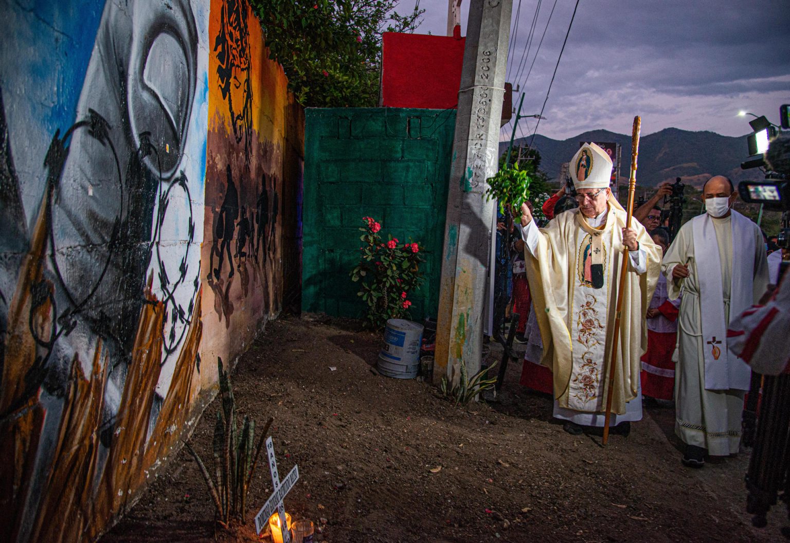 Sacerdotes llegan al sitio del accidente donde fallecieron 56 migrantes hoy en el municipio de Chiapa de Corzo, Chiapas (México). EFE/ Carlos López