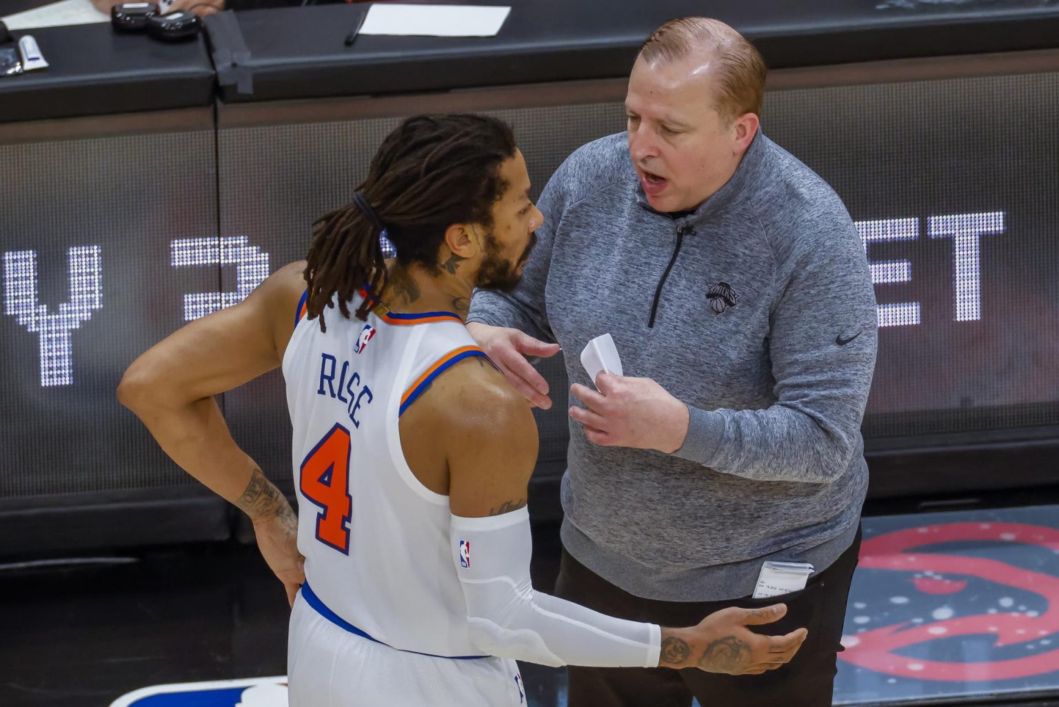 El entrenador en jefe de los Knicks, Tom Thibodeau (d), habla con el escolta Derrick Rose (i), en una fotografía de archivo. EFE/EPA/ERIK S. LESSER