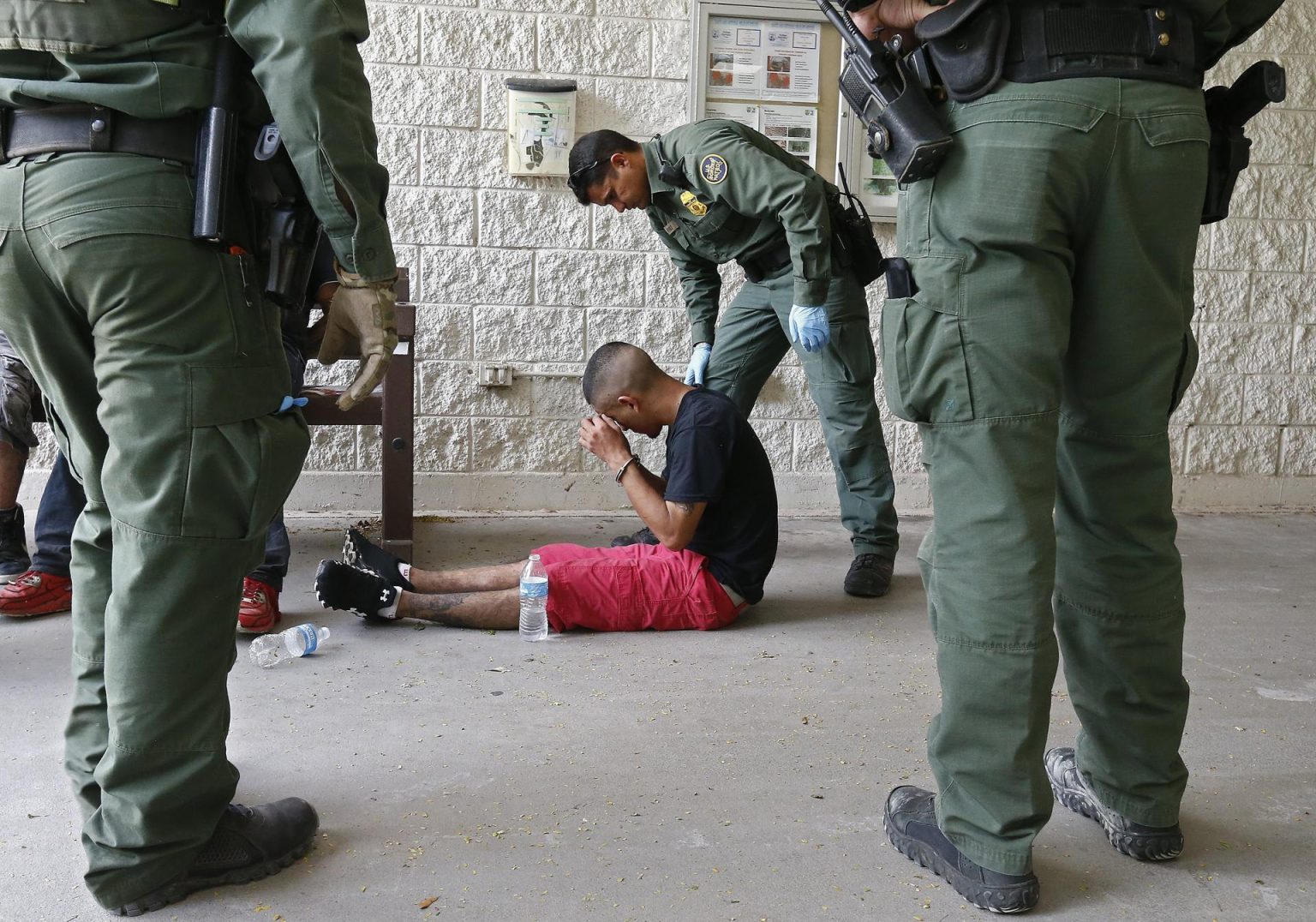 Un agente de la Patrulla Fronteriza de Estados Unidos (USBP) esposa a un hombre sospechoso de haber cruzado el Río Grande para pasar ilegalmente la frontera con los Estados Unidos cerca de McAllen en Texas (Estados Unidos). Imagen de archivo. EFE/Larry W. Smith