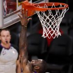 El delantero de Los Angeles Lakers, LeBron James, conduce hacia la canasta durante el primer cuarto del partido de baloncesto de la NBA entre los Denver Nuggets y Los Angeles Lakers. EFE/EPA/CAROLINE BREHMAN