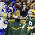 El safety de Los Angeles Rams, Nick Scott (i), rompe un pase destinado al receptor abierto de los Green Bay Packers, Christian Watson (d). EFE/EPA/TANNEN MAURY