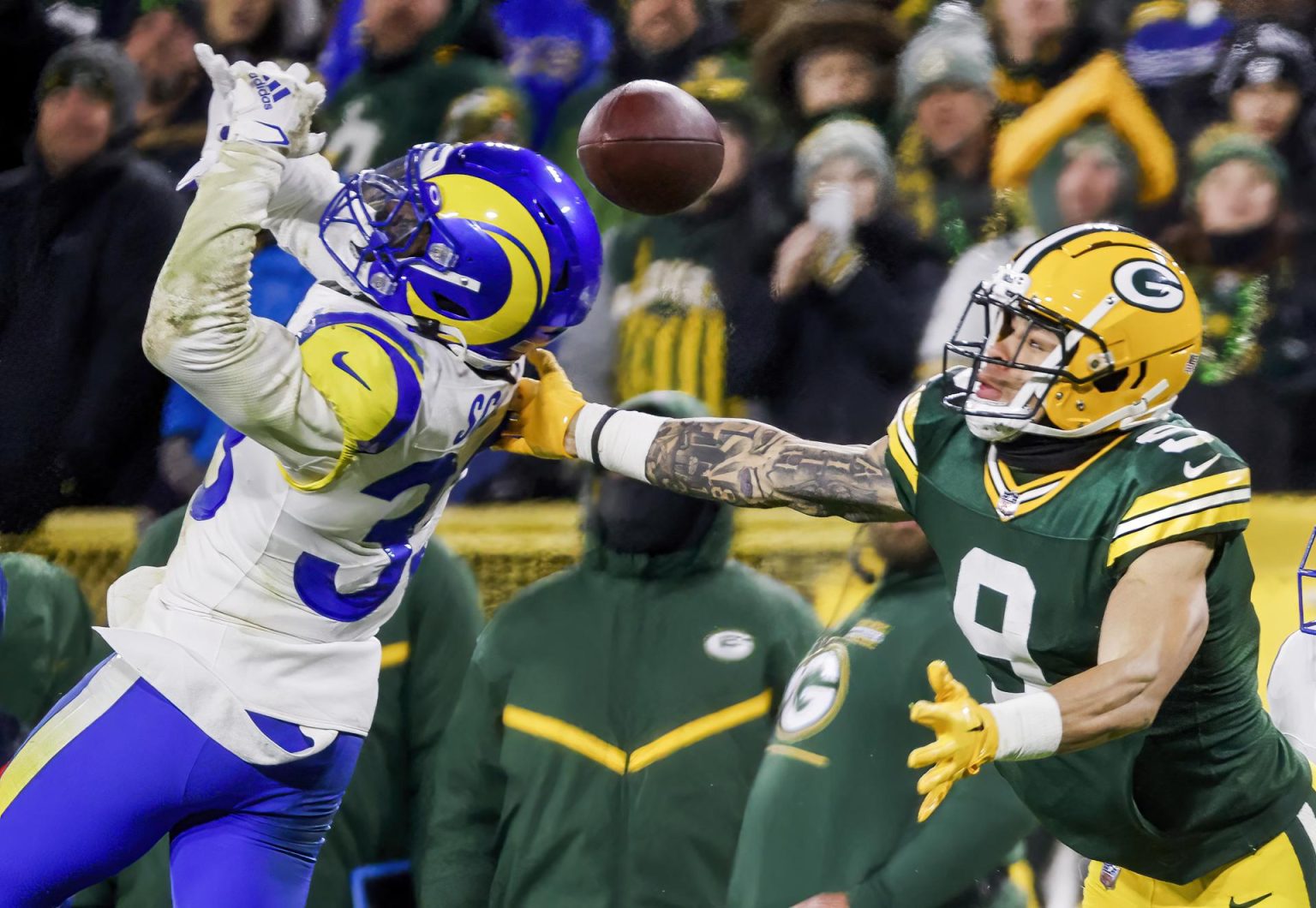 El safety de Los Angeles Rams, Nick Scott (i), rompe un pase destinado al receptor abierto de los Green Bay Packers, Christian Watson (d). EFE/EPA/TANNEN MAURY