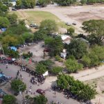 Fotografía aérea de migrantes haciendo fila en un módulo de regularización migratoria del Instituto Nacional del Migración (INM) el 13 de diciembre de 2022 en Tapanatepec, Oaxaca (México). EFE/Jesús Méndez