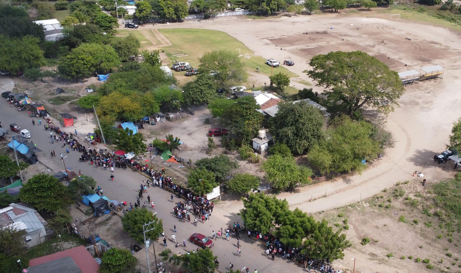 Fotografía aérea de migrantes haciendo fila en un módulo de regularización migratoria del Instituto Nacional del Migración (INM) el 13 de diciembre de 2022 en Tapanatepec, Oaxaca (México). EFE/Jesús Méndez