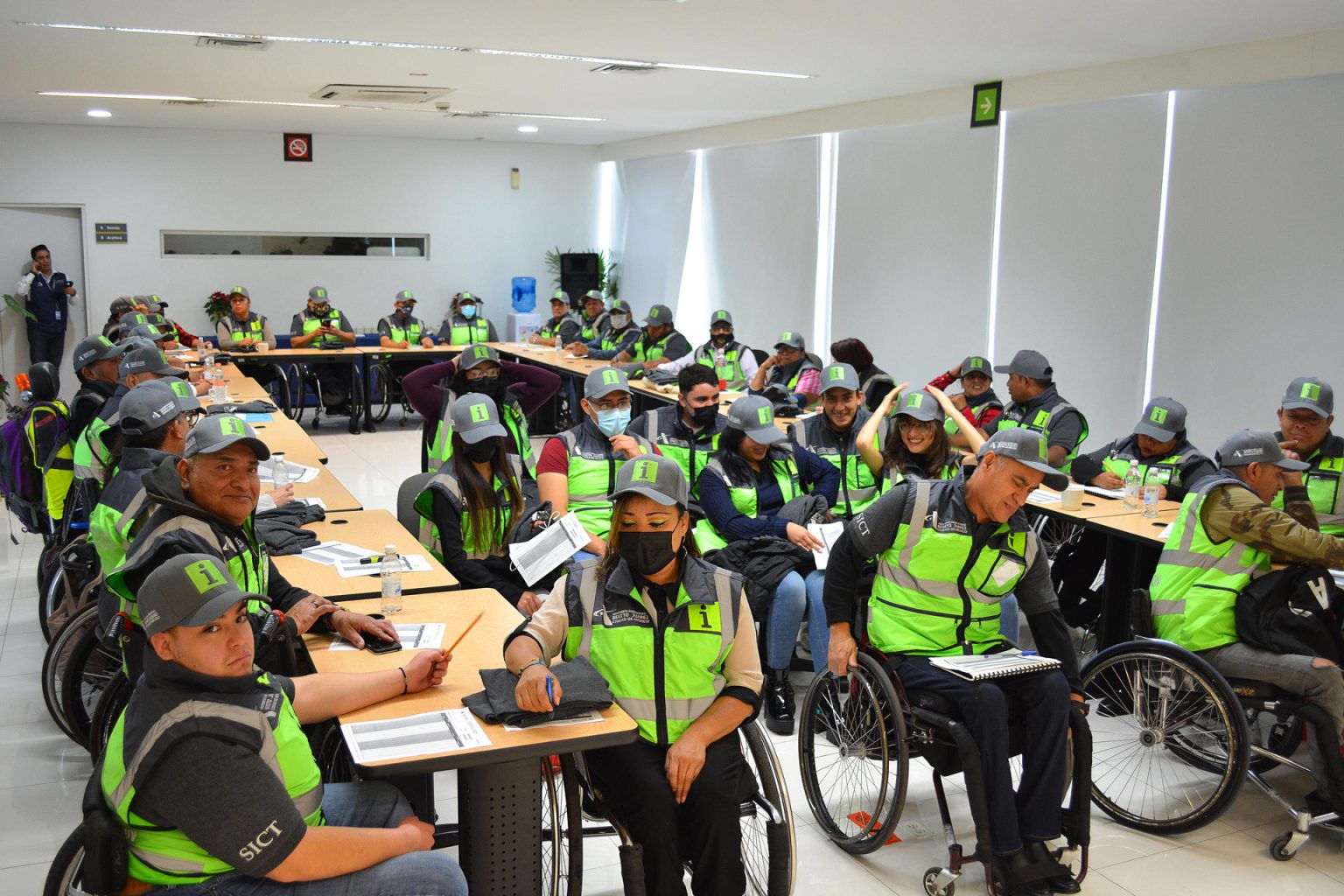 Fotografía cedida por el Aeropuerto Internacional de Ciudad de México donde aparecen empleados de la terminal aérea de este aeropuerto, en Ciudad de México (México). EFE/ Aeropuerto Internacional De La Ciudad De México / SOLO USO EDITORIAL/ SOLO DISPONIBLE PARA ILUSTRAR LA NOTICIA QUE ACOMPAÑA (CRÉDITO OBLIGATORIO)