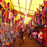 Fotografía de piñatas a la venta en el mercado de Jamaica, el 15 de diciembre de 2022, en Ciudad de México (México). EFE/Mario Guzmán