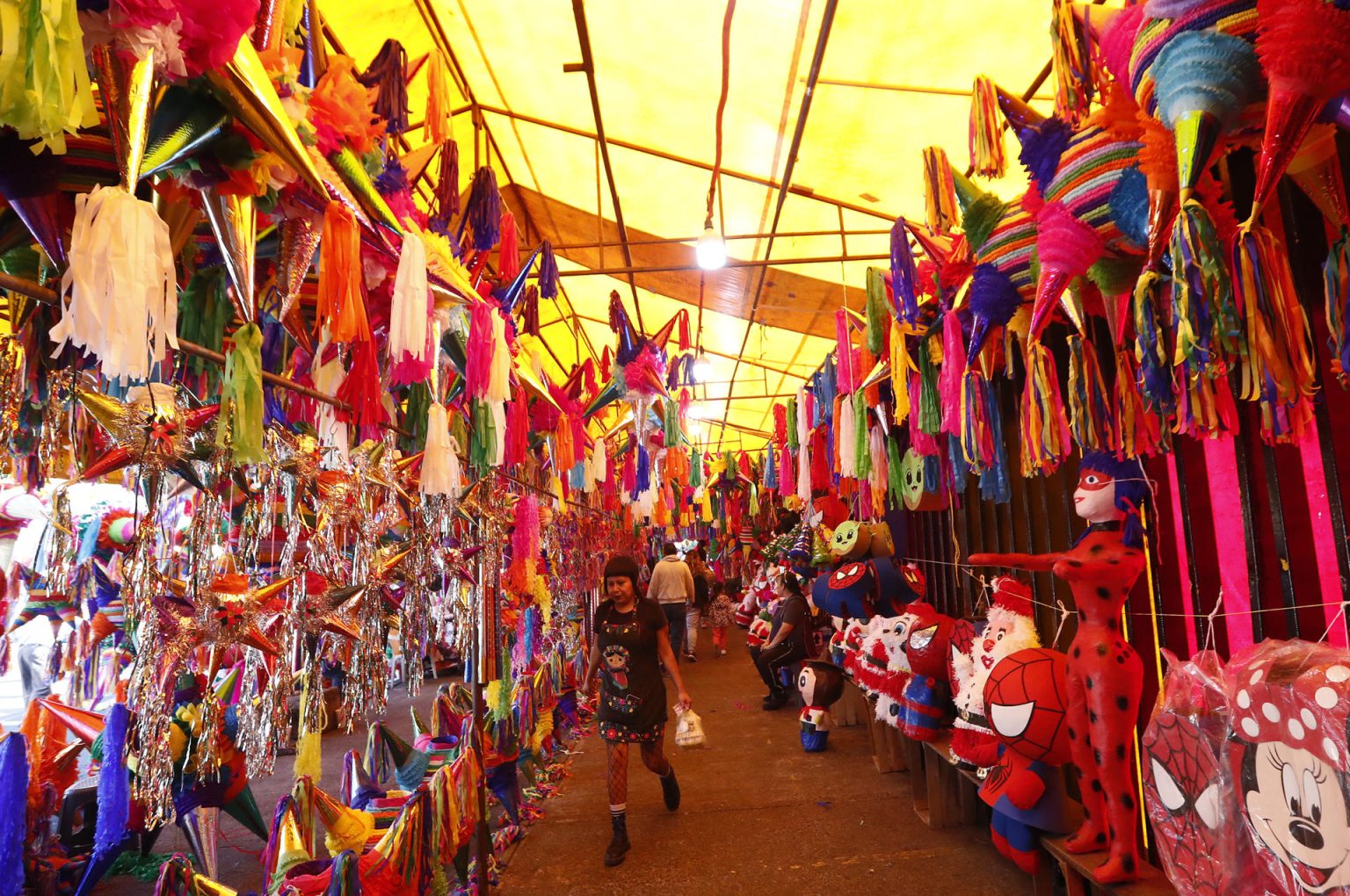 Fotografía de piñatas a la venta en el mercado de Jamaica, el 15 de diciembre de 2022, en Ciudad de México (México). EFE/Mario Guzmán