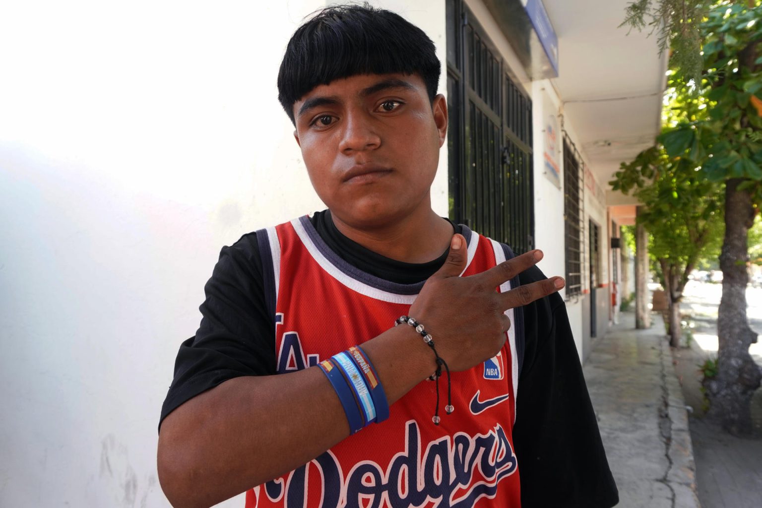 Josué, migrante hondureño posa durante una entrevista con EFE, el 12 de diciembre de 2022, en el municipio de Juchitán, estado de Oaxaca (México). EFE/ José de Jesús Cortez