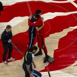 Santi Aldama (i) y Juancho Hernangómez (d) se saludan poco antes del inicio del partido entre los Raptors y los Grizzlies hoy, en Toronto (Canadá). EFE/Julio César Rivas