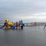 Fotografía de un parque infantil en una playa semiinundada en Breezy Point, Nueva York (EE.UU.). EFE/Justin Lane