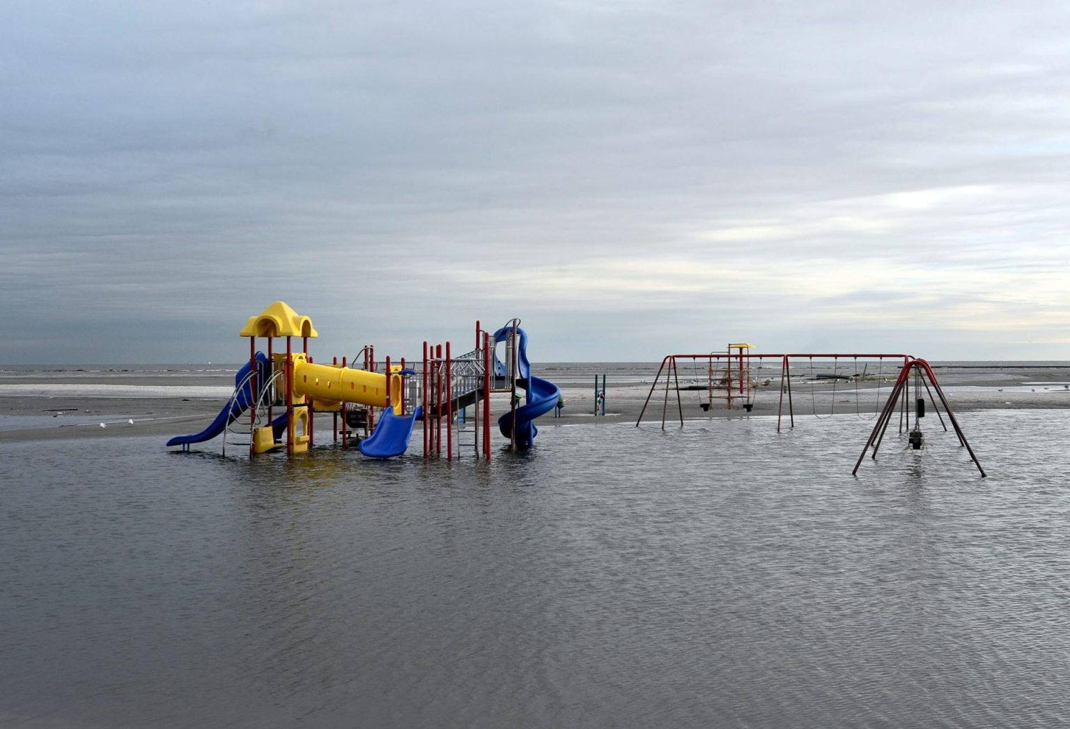 Fotografía de un parque infantil en una playa semiinundada en Breezy Point, Nueva York (EE.UU.). EFE/Justin Lane