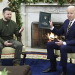 Fotografía de archivo fechada el 21 de diciembre de 2022 donde aparece el presidente de Estados Unidos, Joe Biden (d), durante una reunión con el presidente de Ucrania, Volodímir Zelenski (i), en el Despacho Oval de La Casa Blanca, en Washington (EE.UU.). EFE/Oliver Contreras /POOL