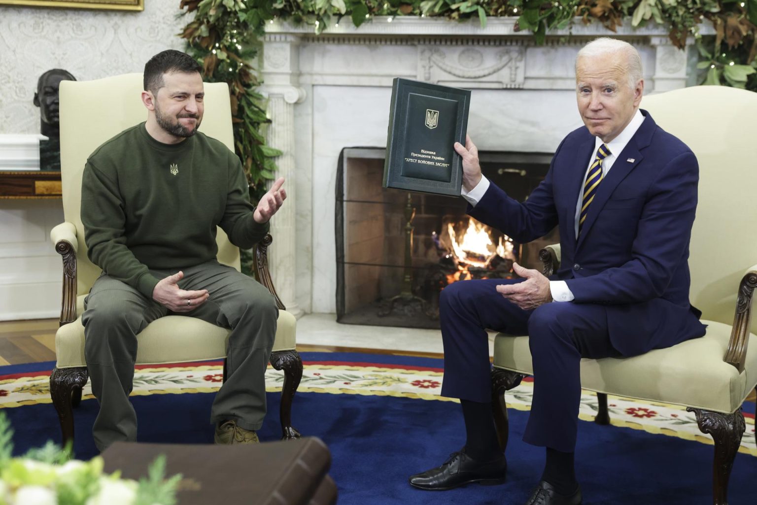 Fotografía de archivo fechada el 21 de diciembre de 2022 donde aparece el presidente de Estados Unidos, Joe Biden (d), durante una reunión con el presidente de Ucrania, Volodímir Zelenski (i), en el Despacho Oval de La Casa Blanca, en Washington (EE.UU.). EFE/Oliver Contreras /POOL