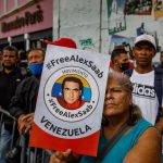 Un grupo de personas participan en una concentración en apoyo a Alex Saab, en las inmediaciones de la Asamblea Nacional, hoy en Caracas (Venezuela). EFE/ Miguel Gutiérrez