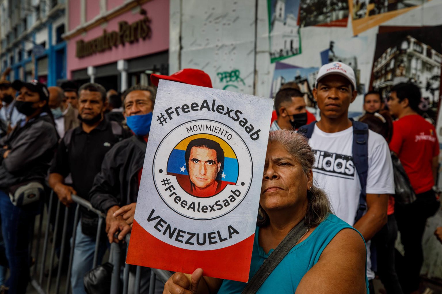 Un grupo de personas participan en una concentración en apoyo a Alex Saab, en las inmediaciones de la Asamblea Nacional, hoy en Caracas (Venezuela). EFE/ Miguel Gutiérrez