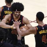 Jarrett Allen (i) y Evan Mobley de los Cleveland Cavaliers, en una fotografía de archivo. EFE/David Maxwell