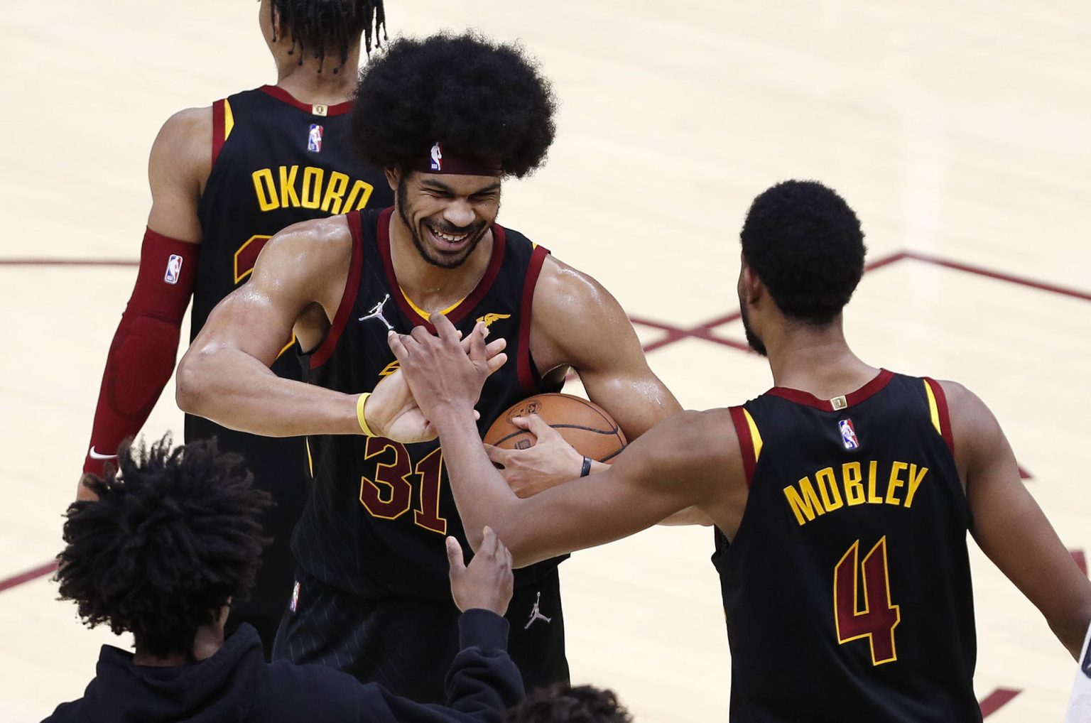 Jarrett Allen (i) y Evan Mobley de los Cleveland Cavaliers, en una fotografía de archivo. EFE/David Maxwell