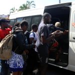 Migrantes de diversas nacionalidades se entregan a personal del Instituto Nacional de Migración (INM), hoy en la ciudad de Tapachula, estado de Chiapas (México). EFE/Juan Manuel Blanco