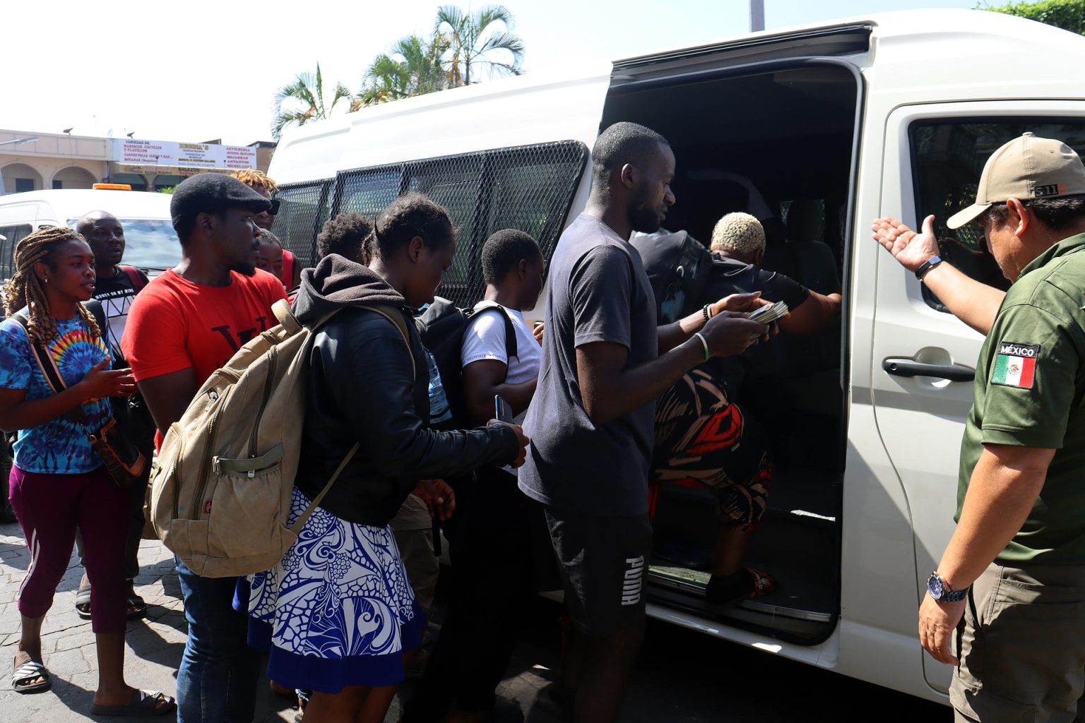 Migrantes de diversas nacionalidades se entregan a personal del Instituto Nacional de Migración (INM), hoy en la ciudad de Tapachula, estado de Chiapas (México). EFE/Juan Manuel Blanco