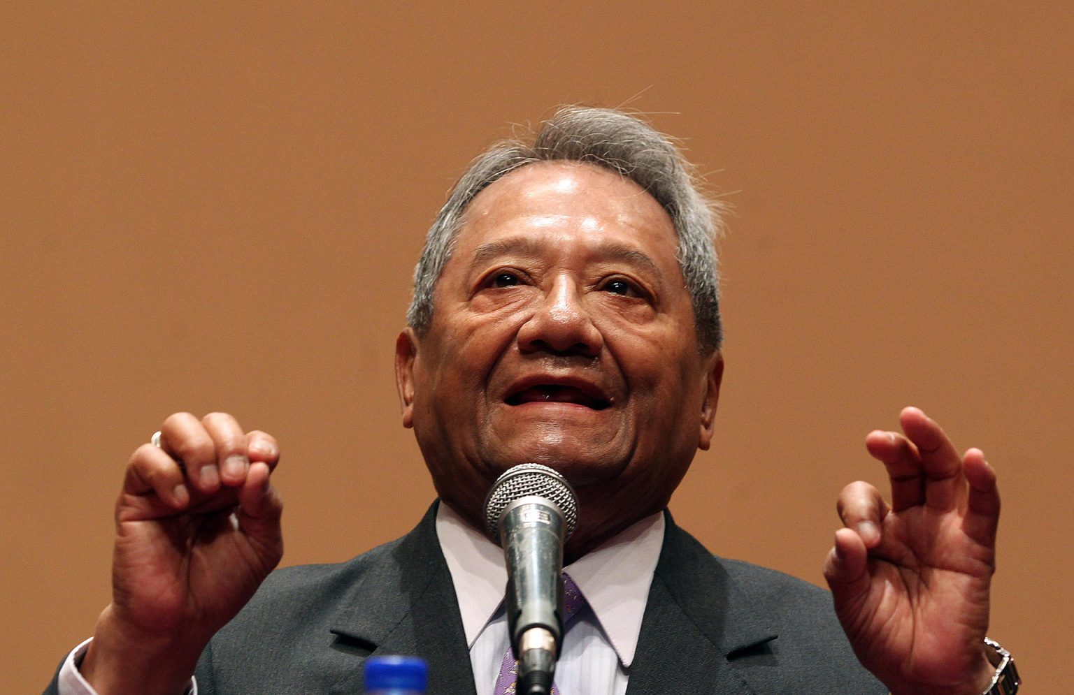 Fotografía de archivo fechada el 23 de enero de 2016 del cantautor mexicano Armando Manzanero, durante una rueda de prensa en la Ciudad de México (México). EFE/ Alex Cruz