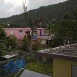 Fotografía de archivo que muestra el estado de los techos de unas casas afectadas en el 2017 por el paso del huracán María en el pueblo de Yabucoa (Puerto Rico). EFE/ Thais Llorca