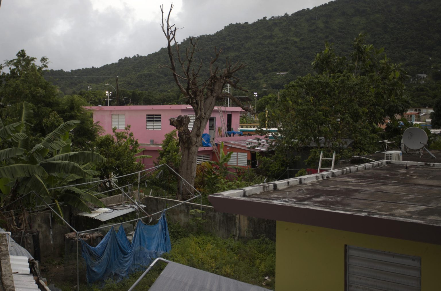 Fotografía de archivo que muestra el estado de los techos de unas casas afectadas en el 2017 por el paso del huracán María en el pueblo de Yabucoa (Puerto Rico). EFE/ Thais Llorca