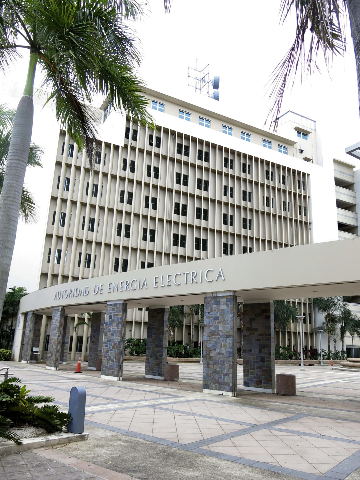 Fotografía de archivo de un aspecto de la sede de la estatal Autoridad de la Energía Eléctrica (AEE), en San Juan (P. Rico). EFE/ Alfonso Rodríguez