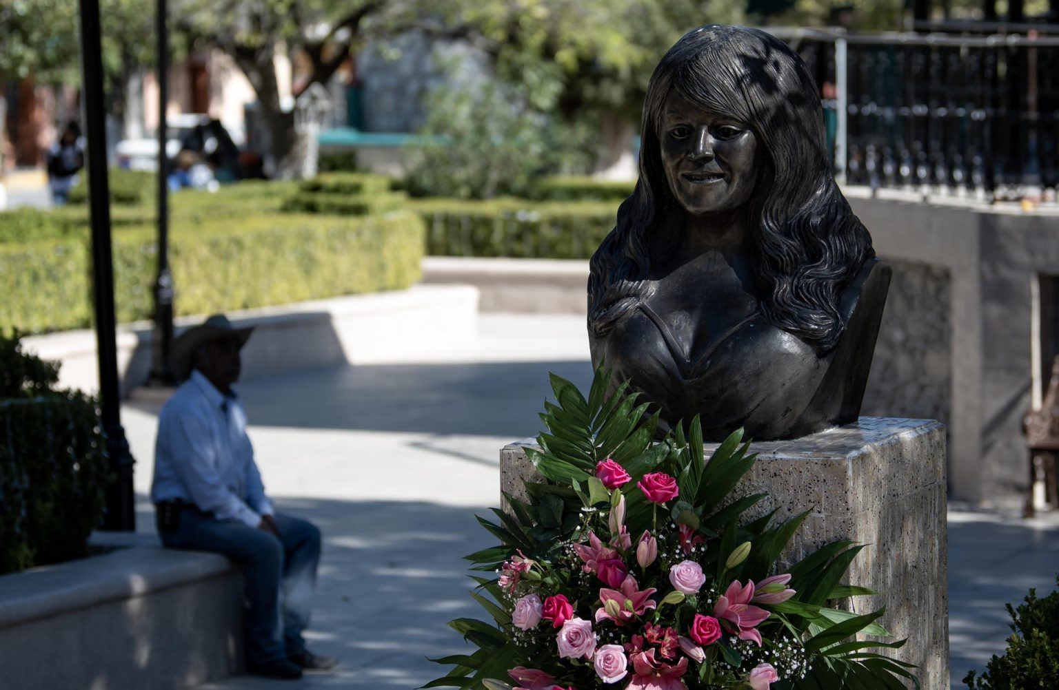 Fotografía de la estatua de Jenny Rivera, el 7 de diciembre de 2022, en la plaza principal del municipio de Iturbide, en el norteño estado de Nuevo León (México). EFE/ Miguel Sierra