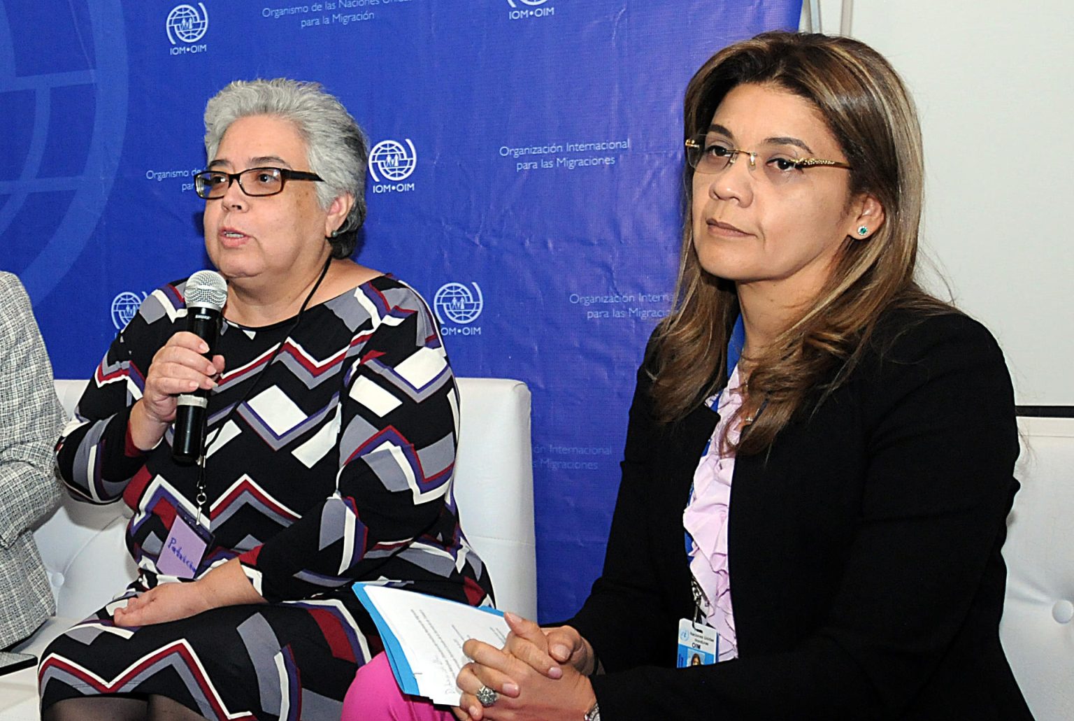 La directora de Empleo de la Secretaría de Trabajo de Honduras, Patricia Canales (i), y la oficial de proyectos de la Organización Internacional para las Migraciones (OIM) en Honduras, Likza Salazar (d), hablan durante un evento. Imagen de archivo. EFE/Humberto Espinoza