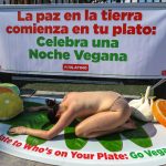 Una voluntaria de PETA Latino se postra boca abajo y prácticamente desnuda como si fuera un lechón sobre una bandeja y rodeada de verduras durante una protesta hoy martes en una calle del barrio de Wynwood en Miami, Florida. EFE/Giorgio Viera