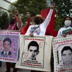 Fotografía de archivo fechada el 26 de mayo de 2022, que muestra a activistas, familiares y compañeros de los 43 estudiantes desaparecidos de la Escuela Normal "Isidro Burgos" de Ayotzinapa mientras participan en una marcha, en Ciudad de México (México). EFE/ Isaac Esquivel