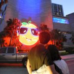 Una pareja observa la iluminación de la "Big Orange" en Miami, Florida (EEUU). Imagen de archivo. EFE/Gastón de Cárdenas