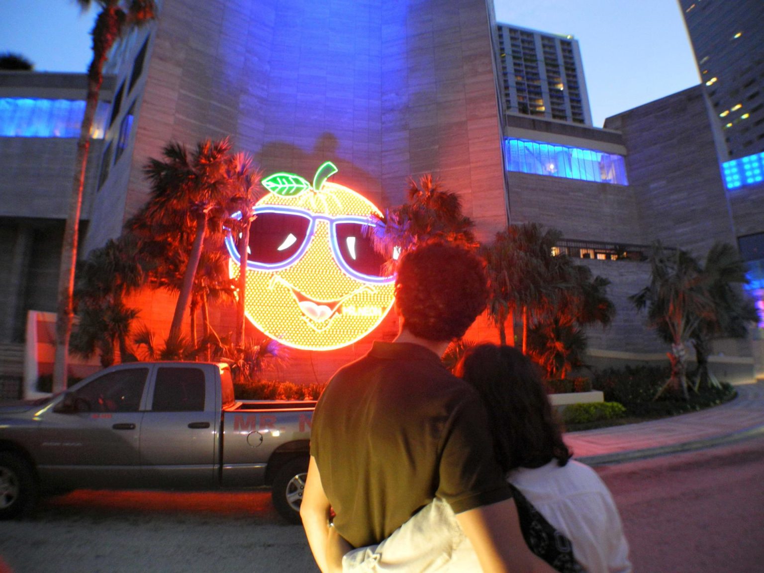 Una pareja observa la iluminación de la "Big Orange" en Miami, Florida (EEUU). Imagen de archivo. EFE/Gastón de Cárdenas