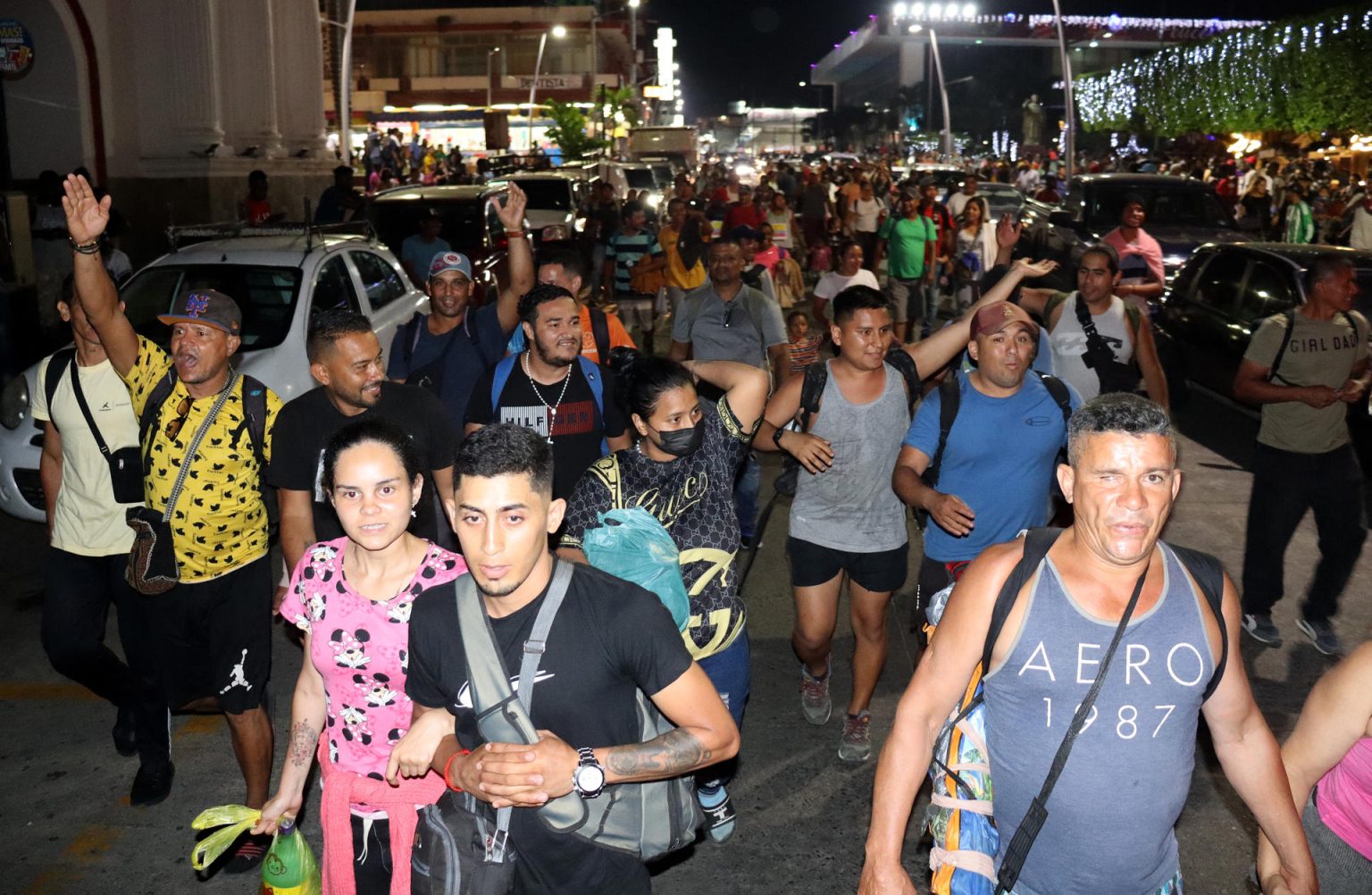 Migrantes caminan en caravana este domingo, en la ciudad de Tapachula en el estado de Chiapas (México).  EFE/Juan Manuel Blanco