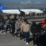 Migrantes llegan al Centro de Recepción de Retornados hoy, en Ciudad de Guatemala (Guatemala). EFE/ Edwin Bercián