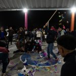 Un grupo de migrantes centroamericanos participa hoy en una posada de la Casa del Migrante en la ciudad de Saltillo, estado de Coahuila (México). EFE/Miguel Sierra