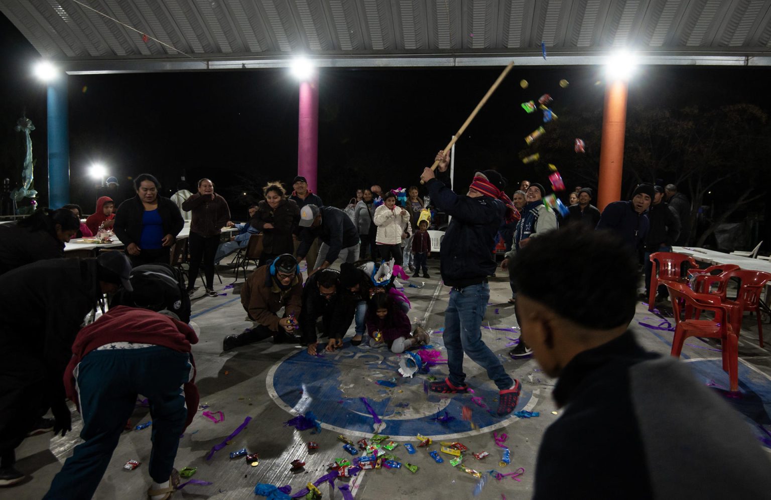 Un grupo de migrantes centroamericanos participa hoy en una posada de la Casa del Migrante en la ciudad de Saltillo, estado de Coahuila (México). EFE/Miguel Sierra