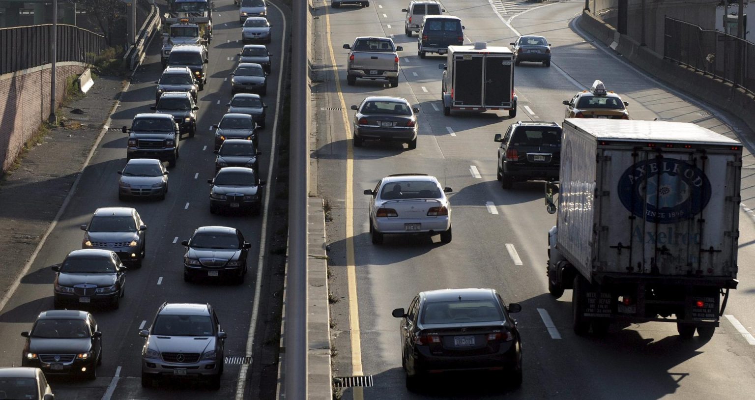 Un atasco en una autopista de Brooklyn, Nueva York (EEUU). Imagen de archivo. EFE/Justin Lane