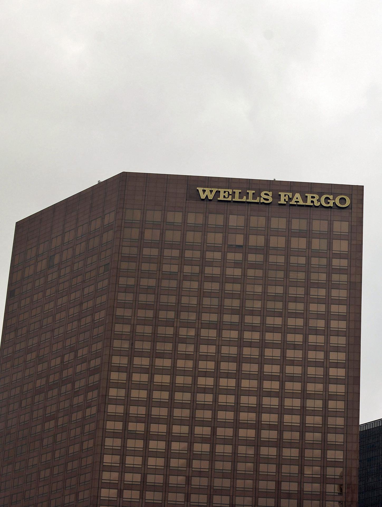 Foto de archivo de una vista general de la sede del banco de inversión estadounidense Wells Fargo en Los Ángeles (Estados Unidos). EFE/Matt Campbell